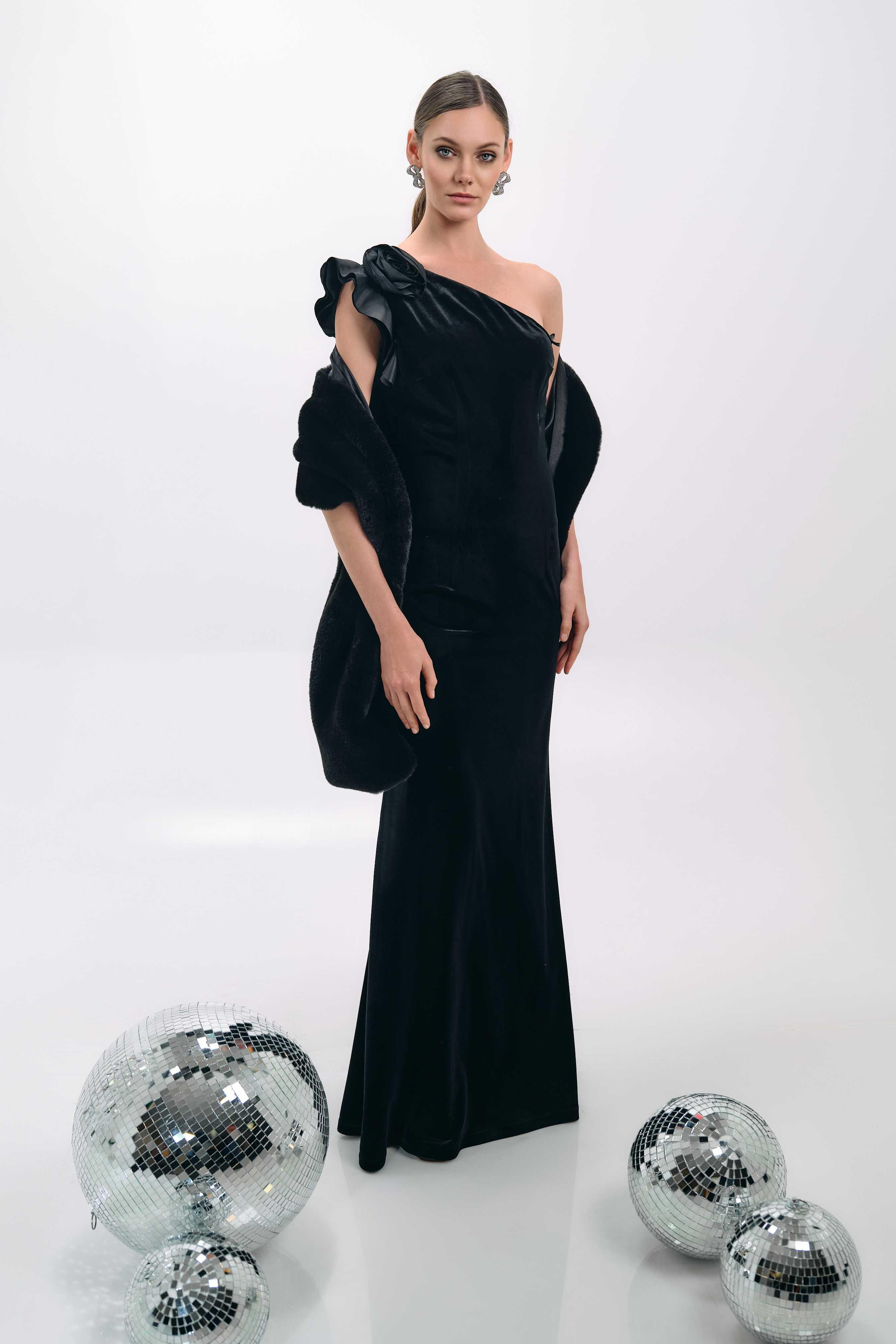 ONE-SHOULDER VELVET GOWN