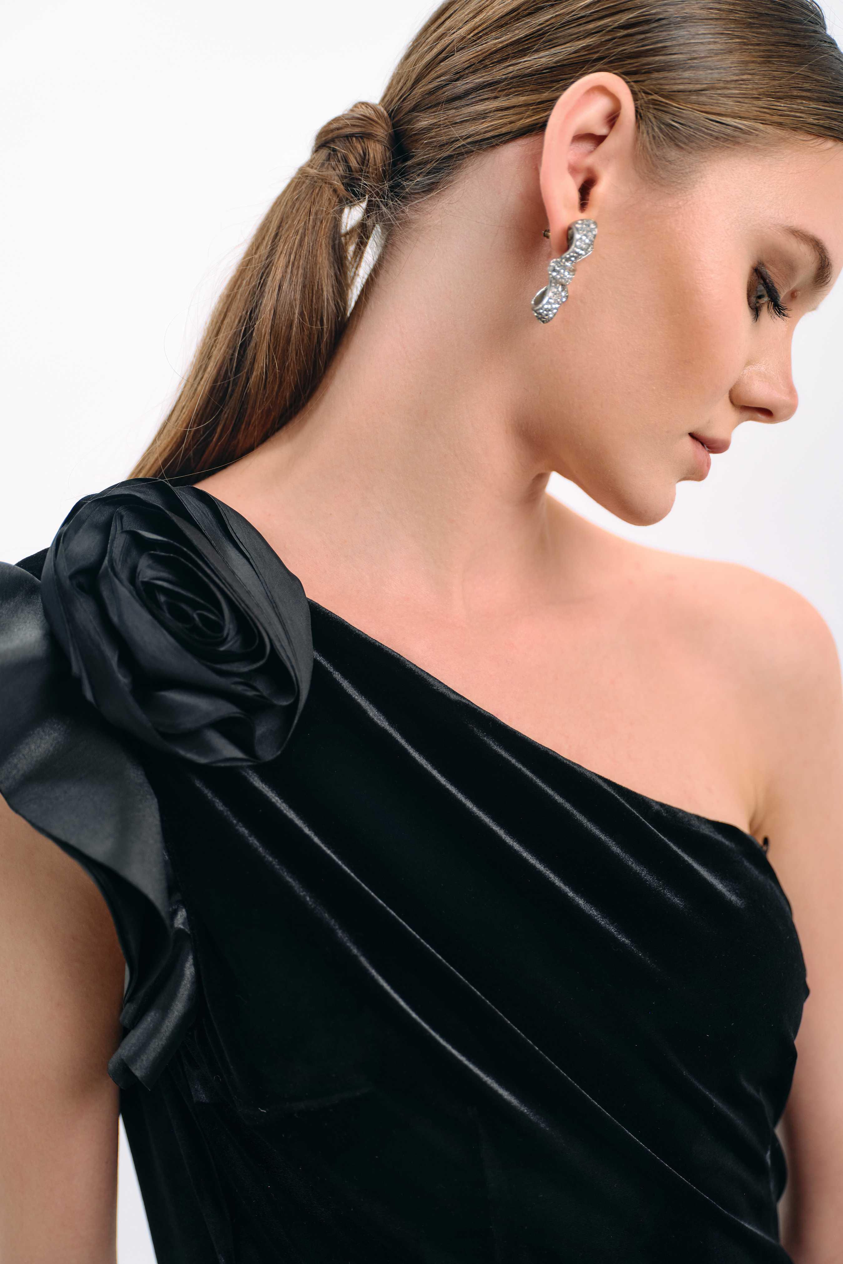 ONE-SHOULDER VELVET GOWN